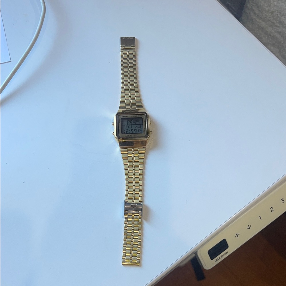 Casio A500WGA-9D Men's Vintage gold-tone stainless steel digital watch - Picture 5 of 12